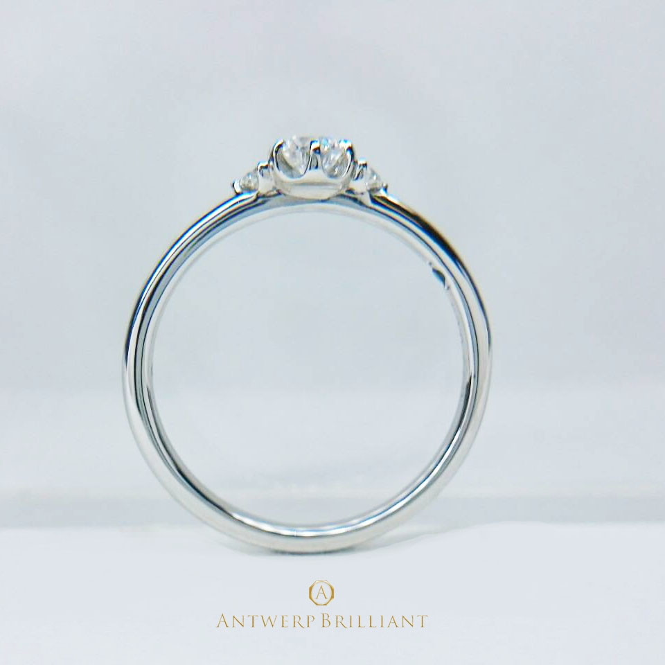 星をモチーフにしたプラチナの美しさが光るストレートのデザインがシンプルでエレガントな婚約指輪