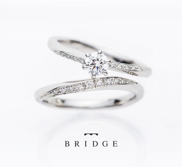 ダイヤモンドラインが美しいウェーブデザインの婚約指輪と結婚指輪