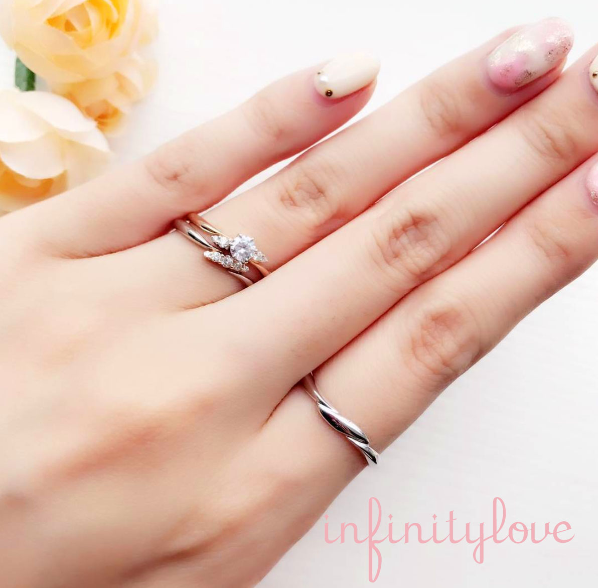コンビリングにウェーブのダイヤモンドがさりげなくカワイイ結婚指輪と婚約指輪と結婚指輪のセットです。