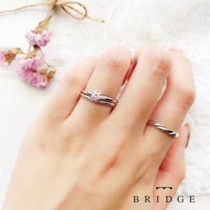 ゆきどけブリッジ銀座人気の重ねつけ結婚指輪婚約リングのセットリング　華奢で繊細なダイヤモンドラインが花嫁人気　緩やかなウェーブ　ワンポイントダイヤさり気ない
