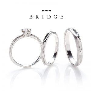 ミルグレインがかわいい、アンティーク調の婚約指輪と、橋をモチーフとした結婚指輪です