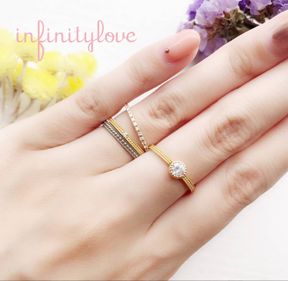 アンティーク調が可愛い、ゴールドのミルグレインデザイン結婚指輪と婚約指輪