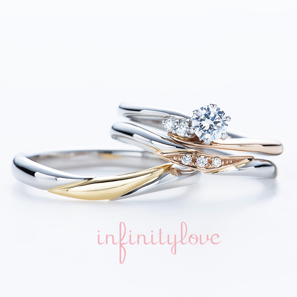 プラチナと金を使った婚約指輪と結婚指輪の重ね付けがかわいい。