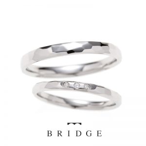 槌目仕上で美しい水面を表現した繊細な結婚指輪が銀座で人気、太めマリッジリングの幅アレンジも可能