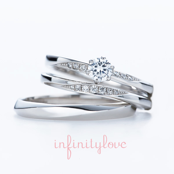 ゆるやかなウェーブ美しいシンプルなプラチナの婚約指輪と結婚指輪のセットです。