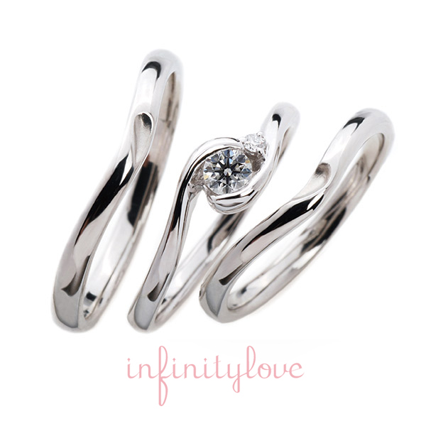 シンプルな婚約指輪と重ねるとハートになる結婚指輪のセットです。