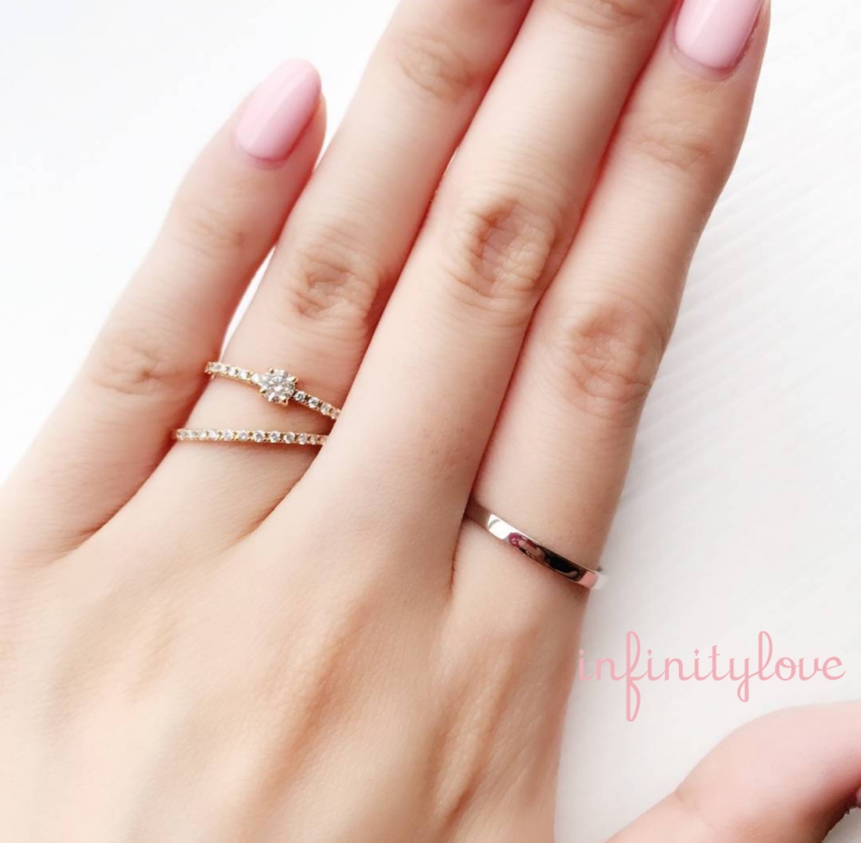 重ね付けも美しい可愛い華奢なデザインの結婚指輪・婚約指輪です。