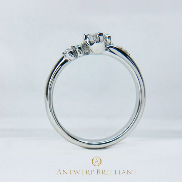 BRIDGE銀座店で人気、結婚指輪（マリッジリング）、婚約指輪（エンゲージリング）からシンプルで女性らしい、ダイヤモンドラインが美しいデザイン　”Spica ”のエンゲージリングのサイドビュー