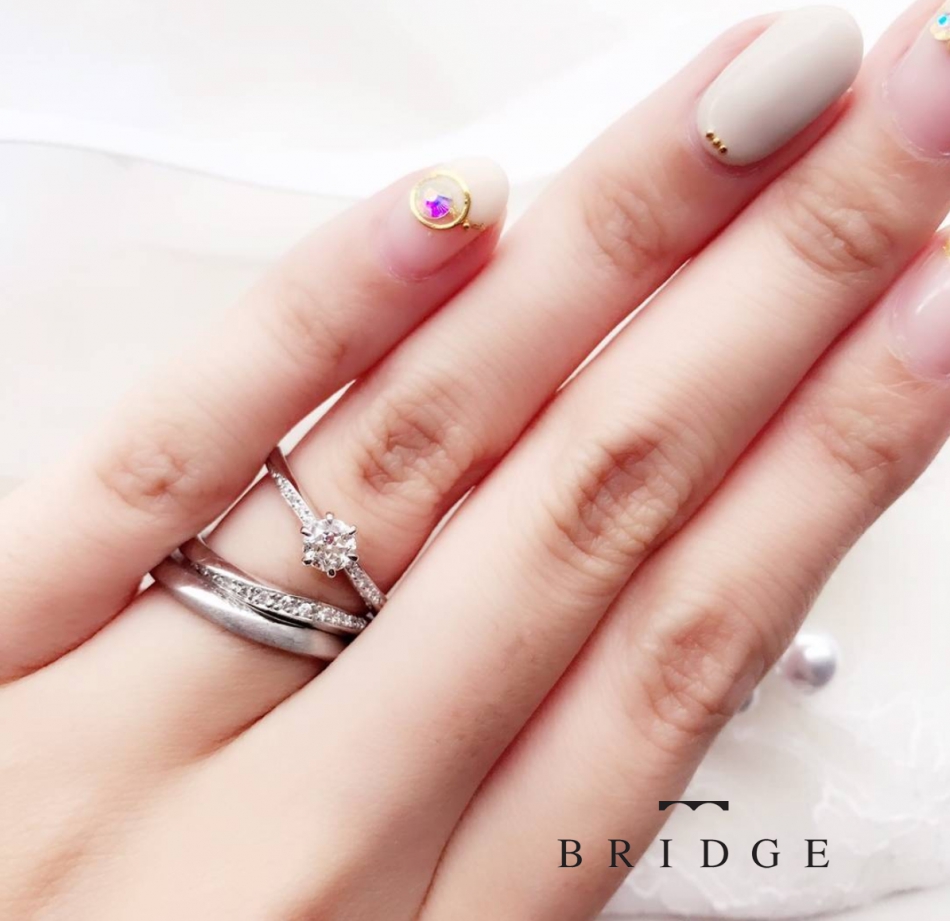 シンプルで美しいダイヤモンドラインが銀座で人気の婚約指輪やわらやかな春風