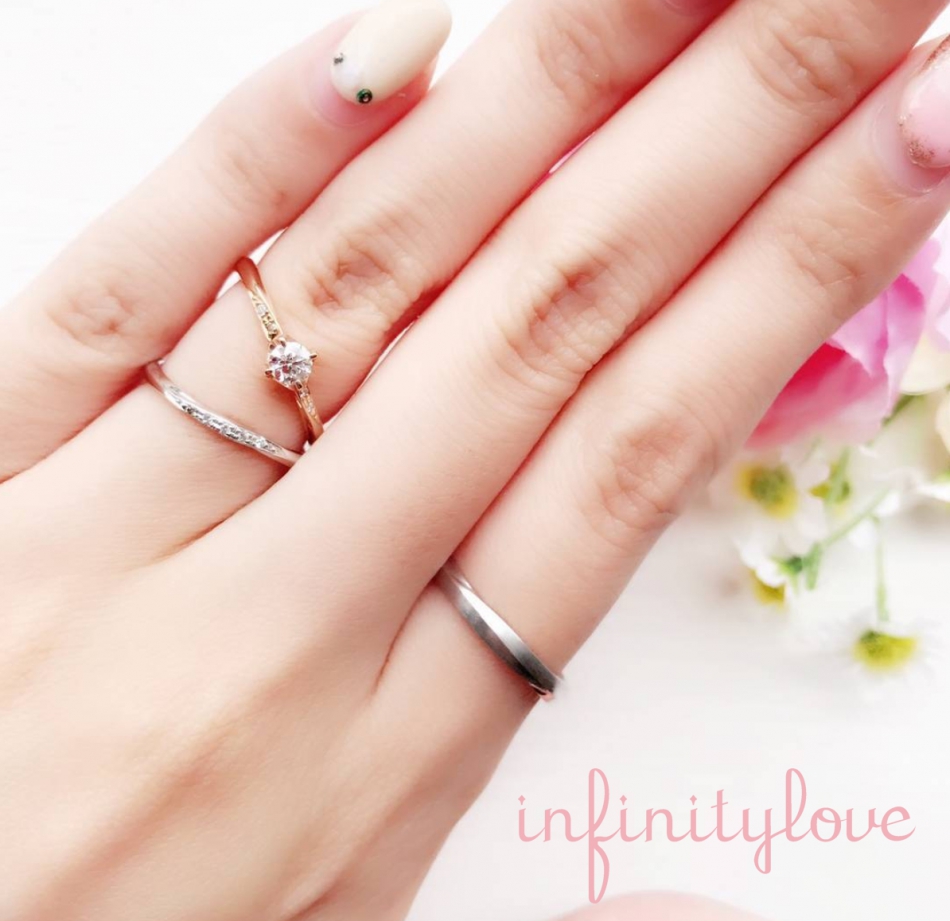 プラチナの上品さが光るやさしいウェーブラインのシンプルな婚約指輪、結婚指輪