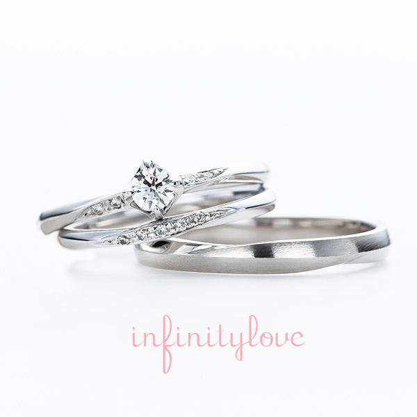 プラチナのカワイイ細身のデザインの婚約指輪と結婚指輪