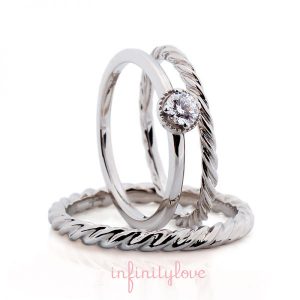 シンプルだけど人とは違うプラチナの婚約指輪と結婚指輪のセットリング。