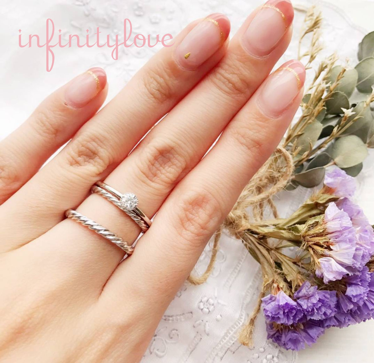 ミルグレインが可愛いシンプルな婚約指輪と、朝がモチーフの結婚指輪の重ね付け。