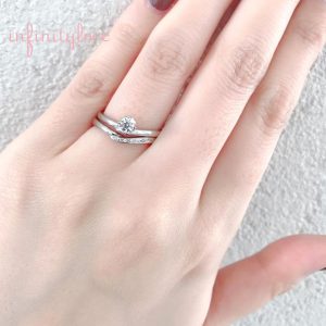 Ⅴ字ラインが指を美しく魅せてくれる婚約指輪