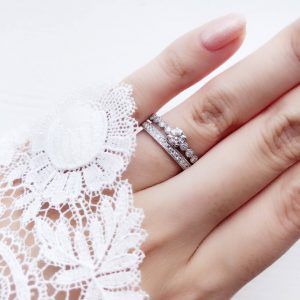 アンティーク調の上品な婚約指輪と結婚指輪