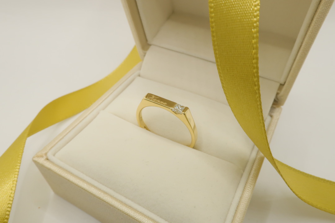 プリンセスカットを使用したゴールドのオシャレでかわいい指輪BRIDGEしるいです