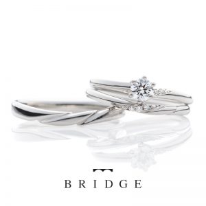 ゆきどけBRIDEG銀座の人気ランキング上位の結婚婚約のセットリング重なりが美しくアシンメトリー（アシメ）デザインはエンゲージマリッジ重なると新しいデザインに