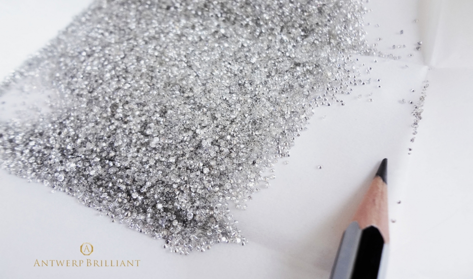 メレー極小サイズのダイヤモンドにも均一な品質の研磨を施す