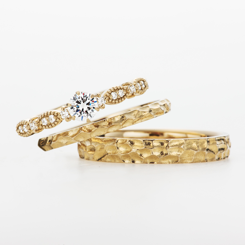 ゴールドが美しい結婚指輪と婚約指輪のセットリング