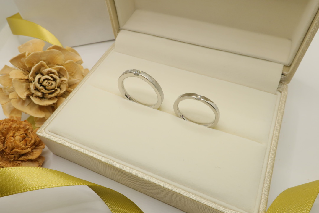 プリンセスカットのオシャレでかわいいプラチナの結婚指輪DlienStarCarre