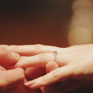 美しい指輪交換の仕方講座は東京ではブリッジ銀座だけの特別な情報ですダイヤモンドエンゲージをきれいに彼女に着けてあげよう