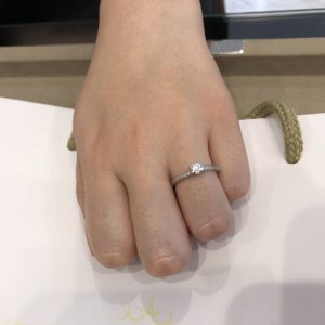 銀座で人気のウェーブが美しいダイヤモンドラインの婚約指輪