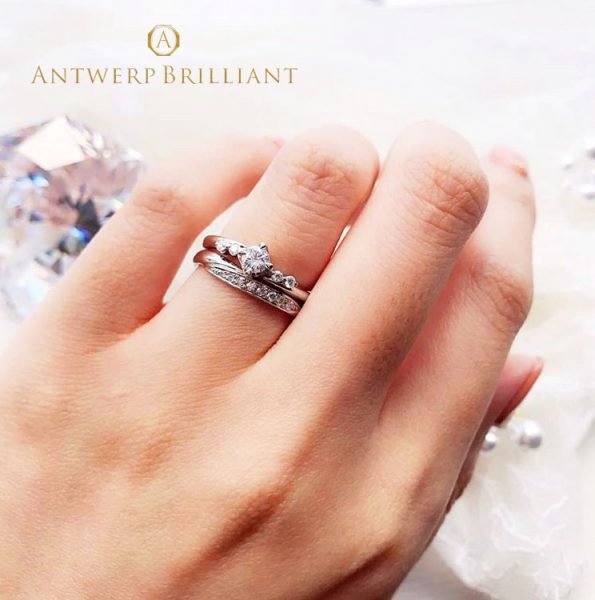 サイドメレダイヤモンドが上品な婚約指輪と結婚指輪のセットリングです。