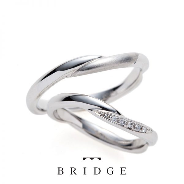 いざないの水神はウエーブラインがカワイイ人気の結婚指輪エタニティータイプで終わりなくデザインが続きますブリッジ銀座