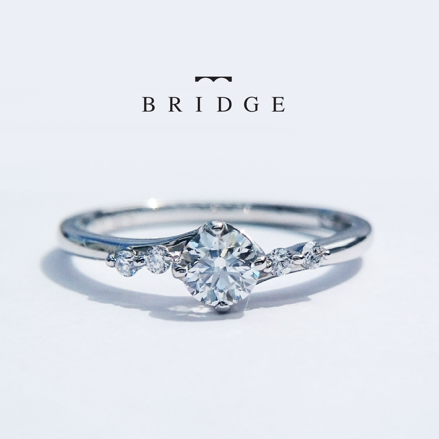 シャープな外反りウエーブラインの婚約指輪カッコいい花嫁に人気サイドメレダイヤモンドも個性的なアクセントＢＲＩＤＧＥ銀座のおすすめデザイン