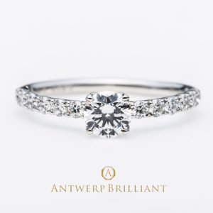 人気のダイヤモンドラインエンゲージリング王道スタイルでゴージャスな光を纏うような美しさが人気のプロポーズリング