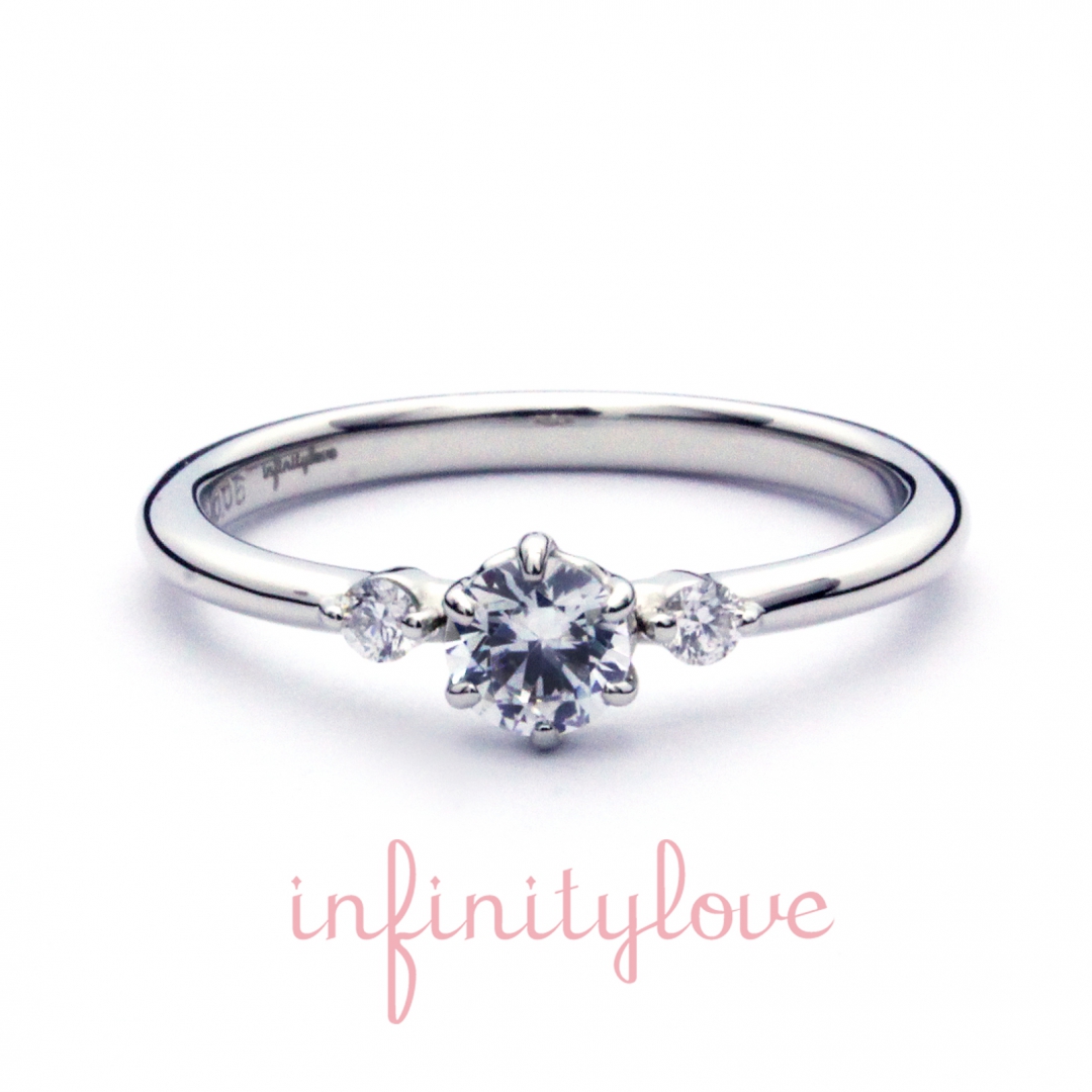 プロポーズを大成功させるお花がモチーフのシンプルでダイヤモンドラインが美しい人気の婚約指輪、結婚指輪
