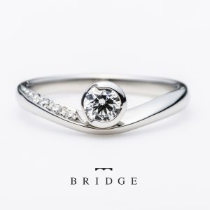 新月の美しさを表現して、指が細く長く見えるカップ型の石嵜が可愛い婚約指輪ニュームーン。