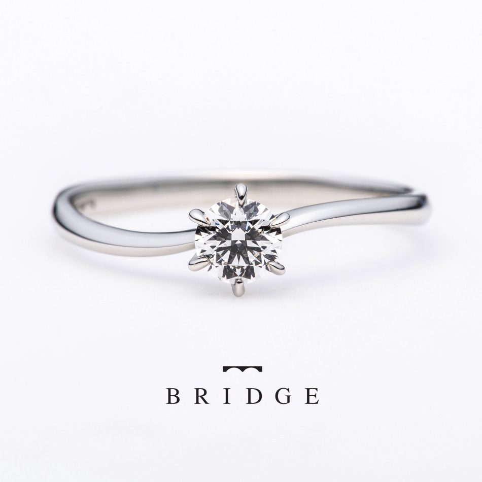 指がきれいに見えるシンプルで可愛いプラチナの婚約指輪です。