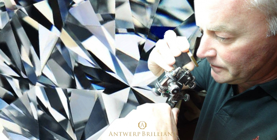 master diamond-cutter Phillippens Herbert is based in Antwerp and make heart＆Cupid in 1993