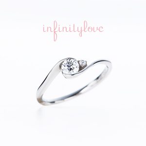 シンプルなプラチナの婚約指輪、引っかかりがないデザインが人気
