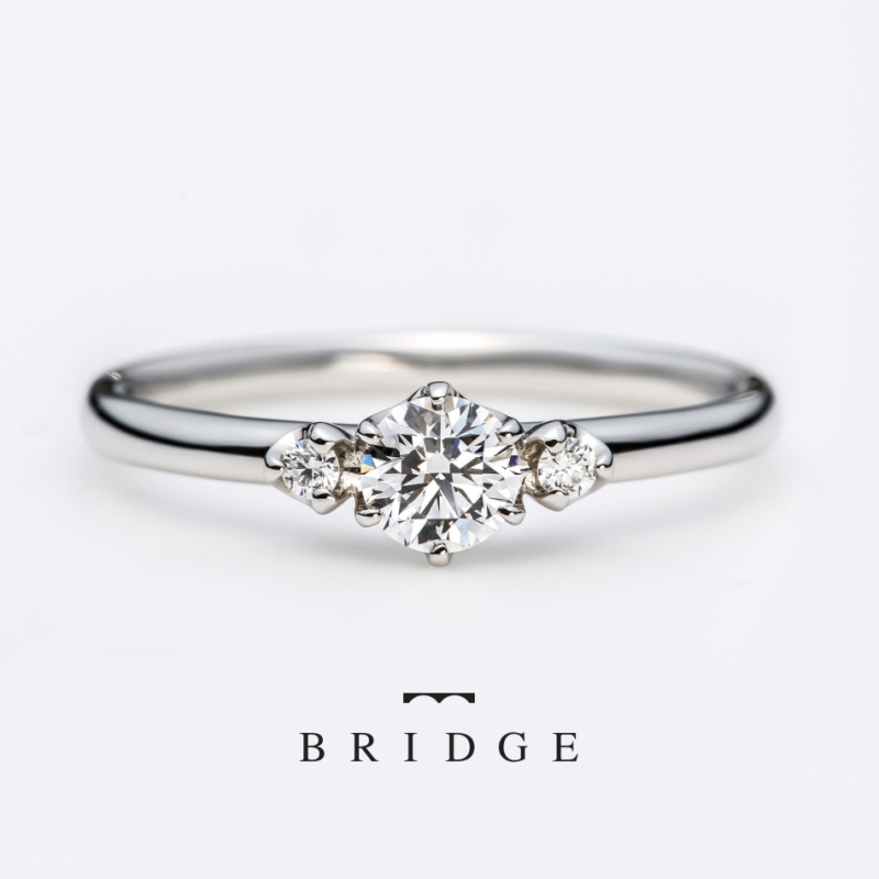 シンプルストレートラインにセンタ―ダイヤモンドとサイドメレが上品な婚約指輪