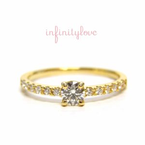 リング幅が細い華奢なダイヤモンドラインが可愛い婚約指輪です