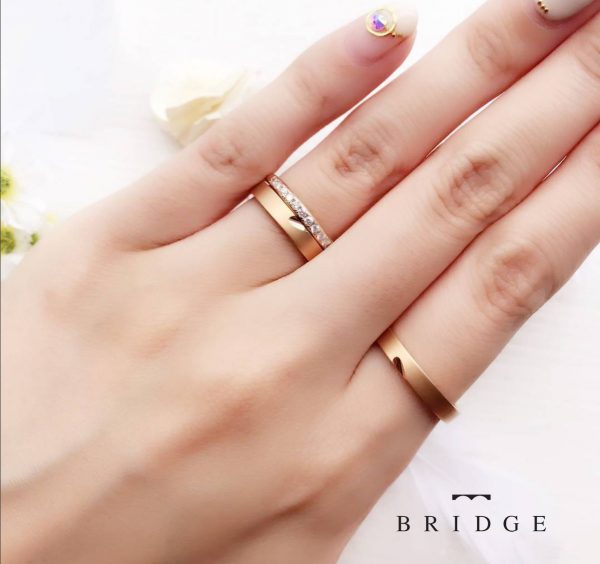 ハートの隠れモチーフが可愛いピンクゴールドの結婚指輪