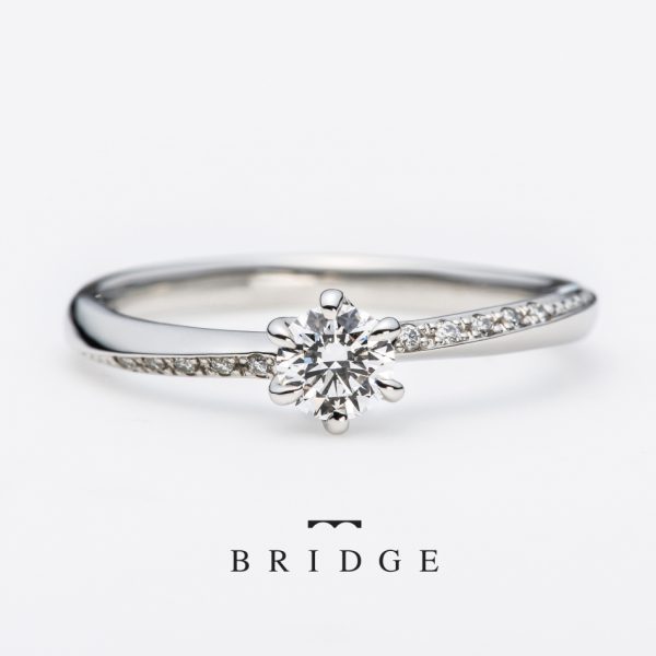 ダイヤモンドラインが美しいウェーブデザインの婚約指輪
