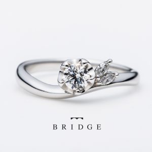 お花モチーフの可愛いプラチナの婚約指輪です。