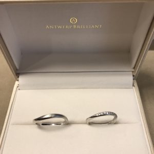 美しい華やかなダイヤモンドラインの婚約指輪と結婚指輪