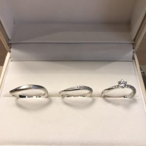 重ね付けが可愛いプラチナのシンプルな婚約指輪と結婚指輪のセットリング。