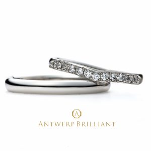 V字というよりU字のマリッジリング緩やかカーブが優しい印象銀座でも人気のダイヤモンドを贅沢ラインストーン使い華やかマリッジリング
