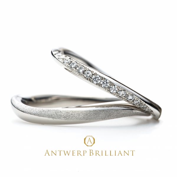 立体的なウエーブデザインの結婚指輪メンズは世界初のダイヤモンドマット仕上げ他にないので人と被らないオンリーワン