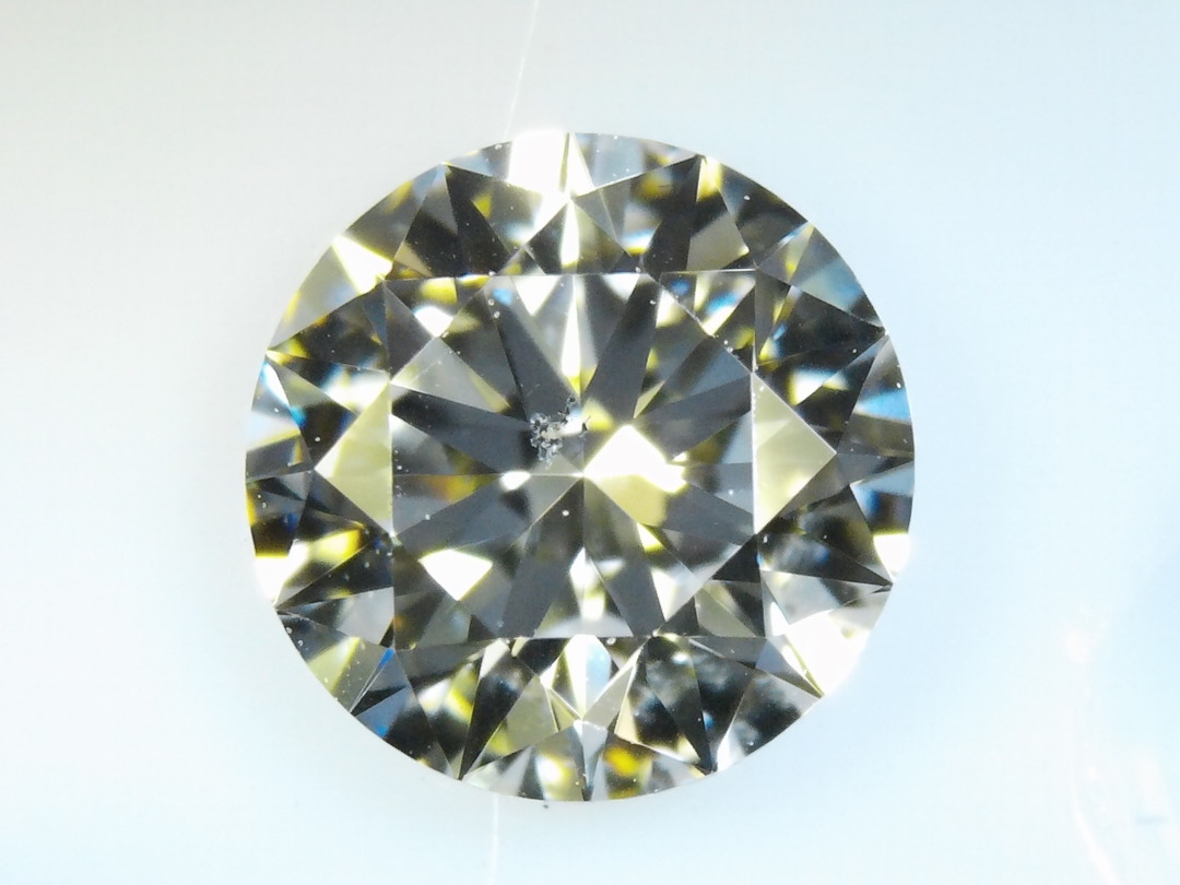 SI1のダイヤモンドでも原石が安価で美しさを損なうものは多く存在しています。