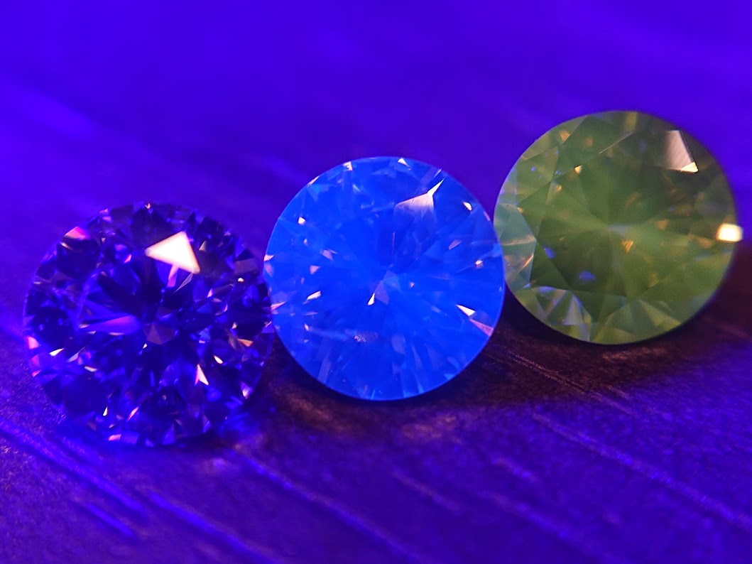 ダイヤモンドの蛍光性は神秘的な美しさで天然宝石の証エンゲージリングに最適