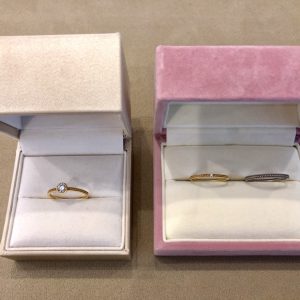 ミルグレインが可愛いアンティーク調のゴールド結婚指輪と婚約指輪のセットリング。