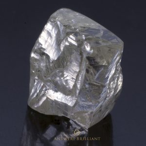 高品質アフリカ産ダイヤモンド原石8面ソーヤブルは決して整た形ではない