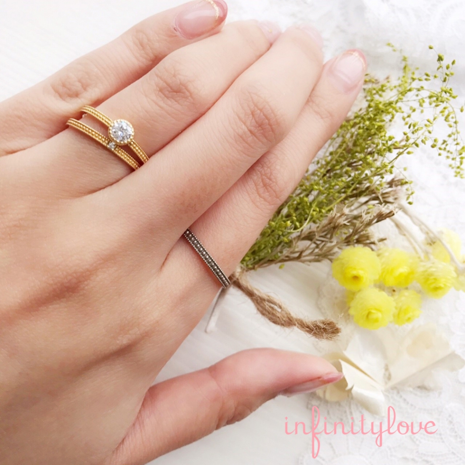 アンティーク調で可愛いミルグレイデザインの婚約指輪と結婚指輪の重ね付け