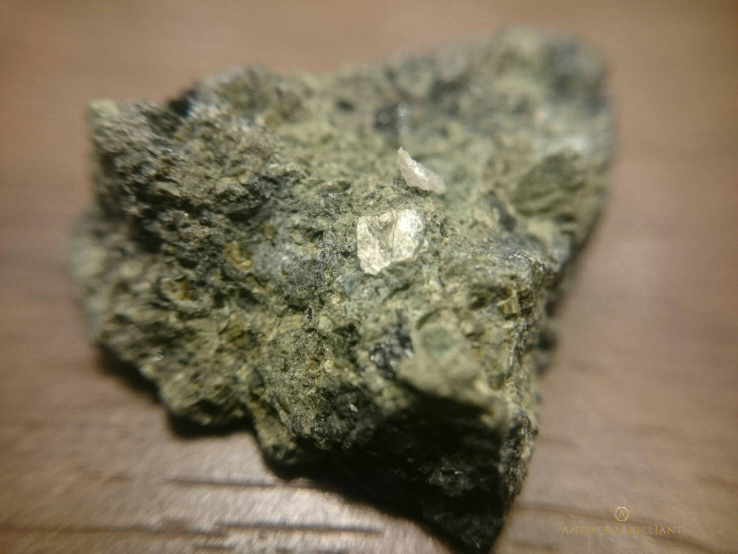 キンバーライト鉱石はダイヤモンドを含んだマグマ由来の火成岩BRIDGE銀座東京